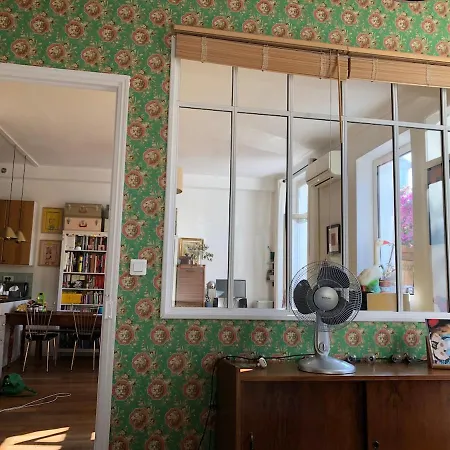 Sentez-vous Comme à La Maison Près Du Palais *