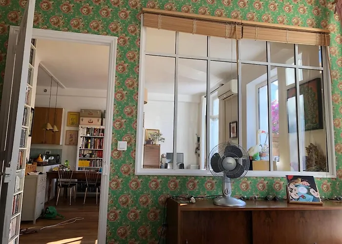 Sentez-vous Comme A La Maison Pres Du Palais *